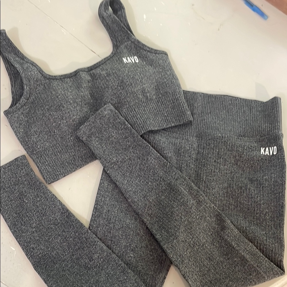 NWOT Gray High-Waisted Seamless Crop Leggings and Bra with Textured Knit